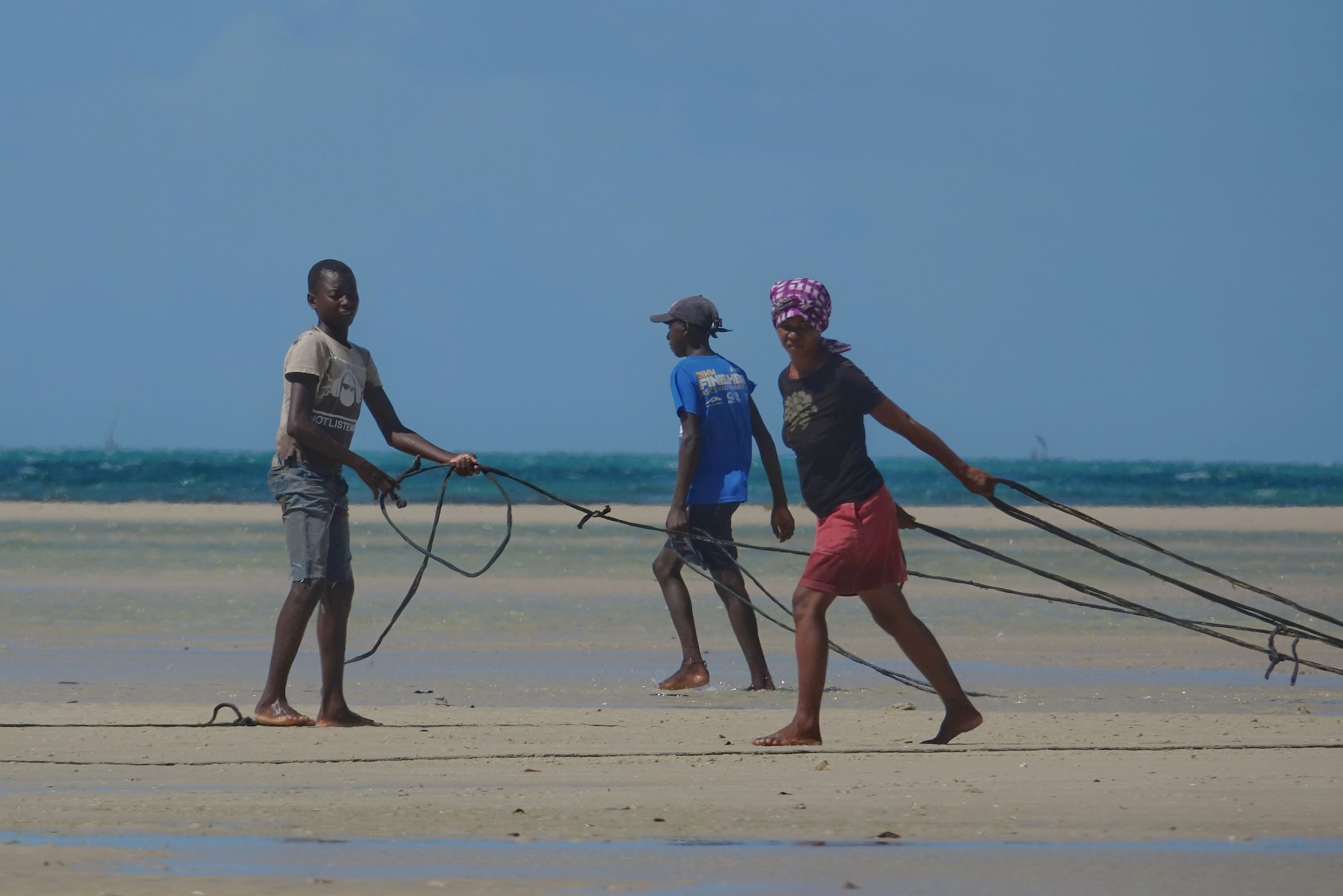 Pêcheurs tirant un filet sur la plage